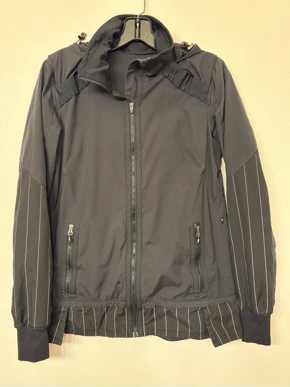 Lululemon Jacket Black Run Bandit Reflective Full Zip Stretch Pin Stripe Size 6